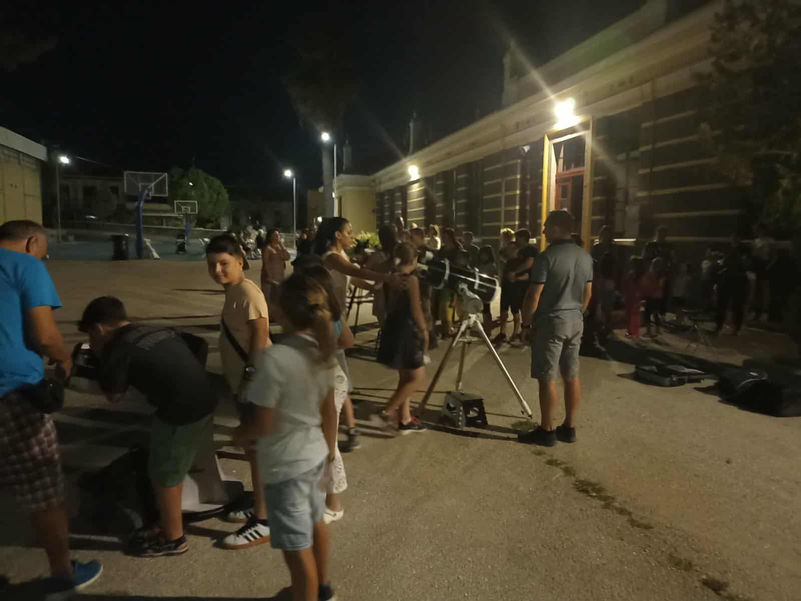 Δημοτικό Σχολείο Αγίας Παρασκευής. Ομιλία για τη Σελήνη/Έκλειψη Σελήνης και παρατήρηση του δορυφόρου με τηλεσκόπια. 2025